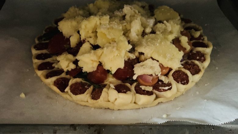 花边双肠披萨,烤箱200℃预热8分钟。