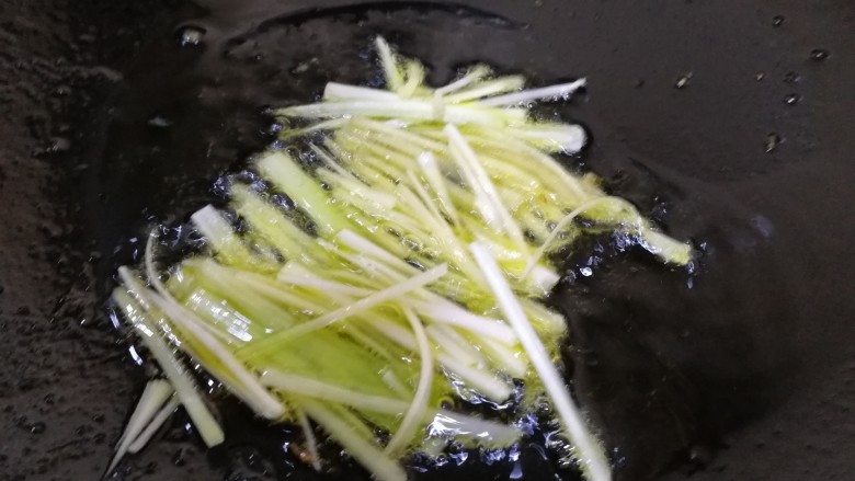 豌豆炒虾仁,用锅里的底油，放入葱姜丝，文火炒香。