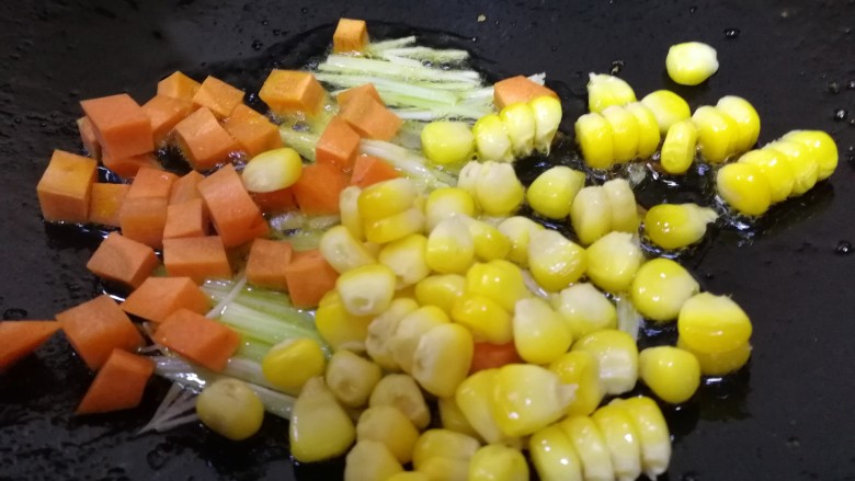 豌豆炒虾仁,放入胡萝卜丁和玉米粒，文火炒匀。