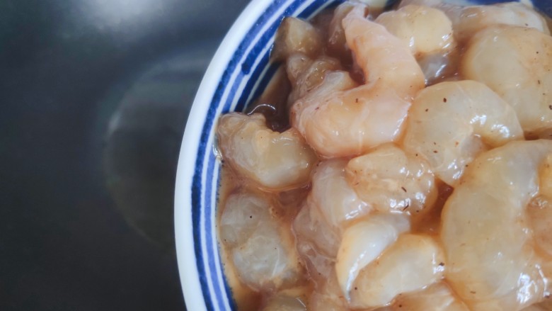 豌豆炒虾仁,加入虾仁（撇去腌制过程中产生的水分）