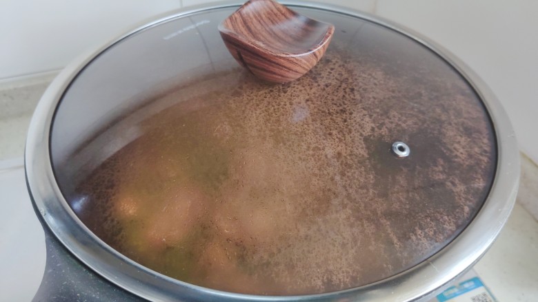 豌豆炒虾仁,盖上锅盖，转小火焖煮1分钟