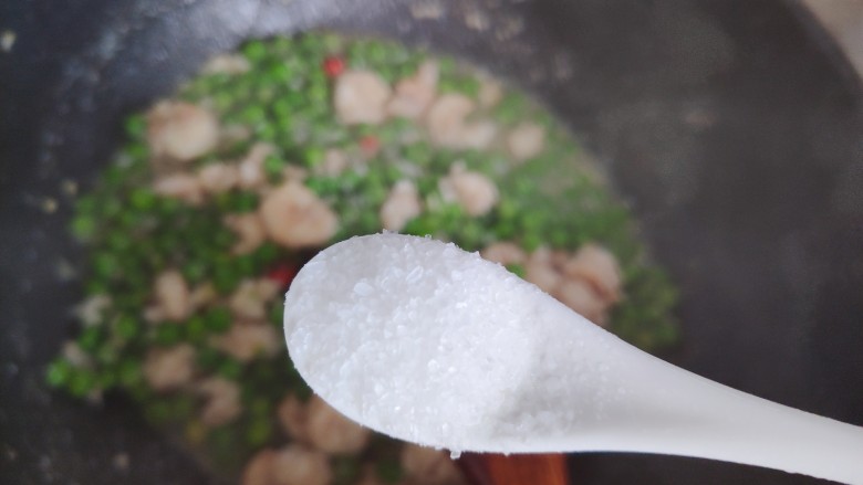 豌豆炒虾仁,待锅内汤汁差不多收紧，加一小勺细盐