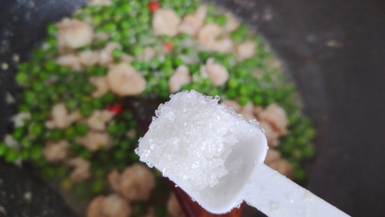 豌豆炒虾仁,加一小勺细砂糖，翻炒均匀即可