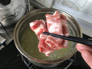 日式肥牛饭,把肥牛卷放入沸水中飞水；