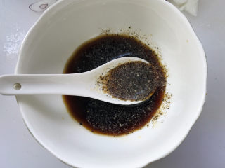 日式肥牛饭,适量的黑胡椒碎；