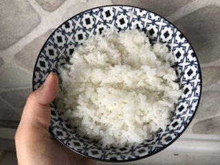 日式肥牛饭,盛一碗米饭；