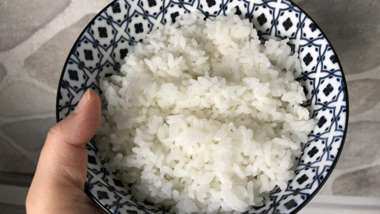 日式肥牛饭,盛一碗米饭；
