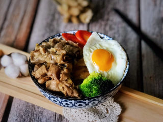 日式肥牛饭,再码上金针菇、胡萝卜片、西兰花和煎蛋，一份色香味俱全的日式肥牛饭完成！