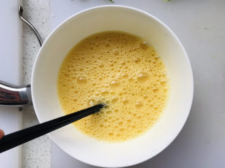 香肠炒蛋,将蛋液用筷子充分打匀；