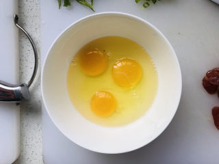 香肠炒蛋,三个鸡蛋打入碗中；