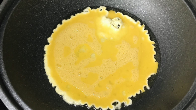 香肠炒蛋,起锅烧油，炒鸡蛋；
