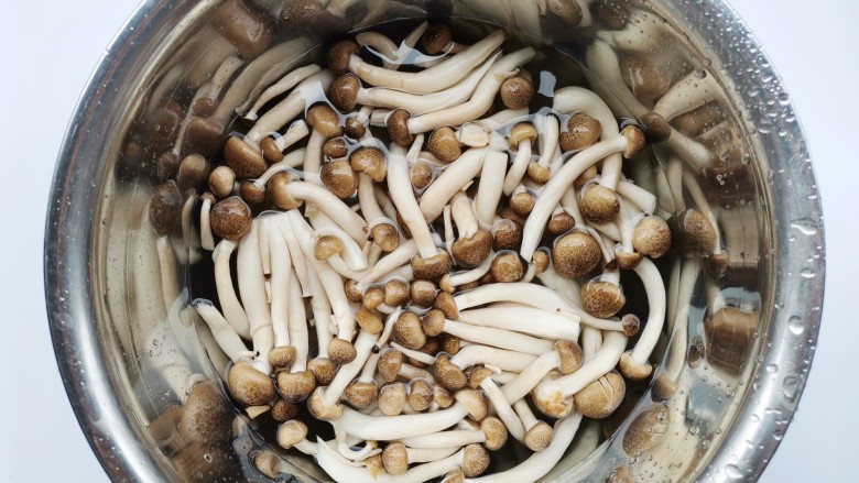荷兰豆炒菌菇,菌菇清洗干净。