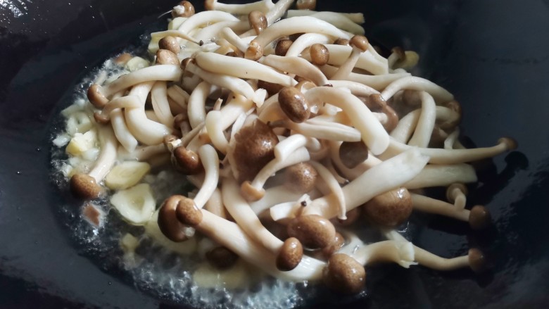 荷兰豆炒菌菇,放入菌菇煸炒出水分，