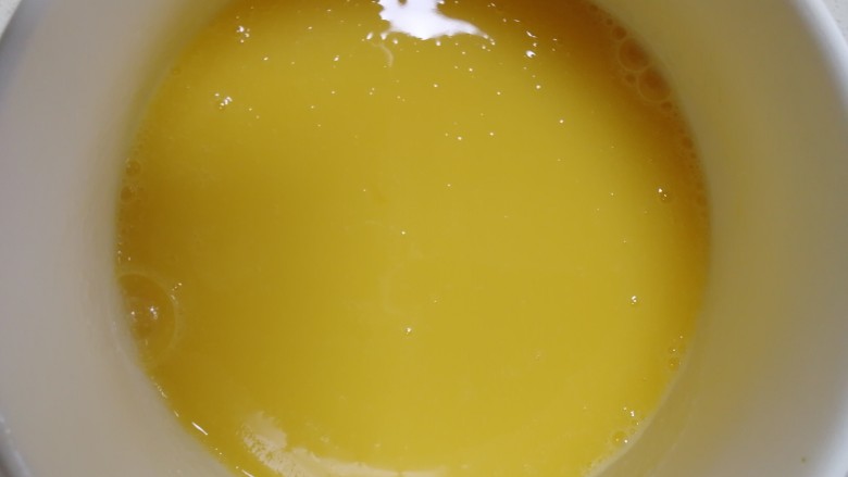 平底锅蛋卷,和油搅拌均匀。