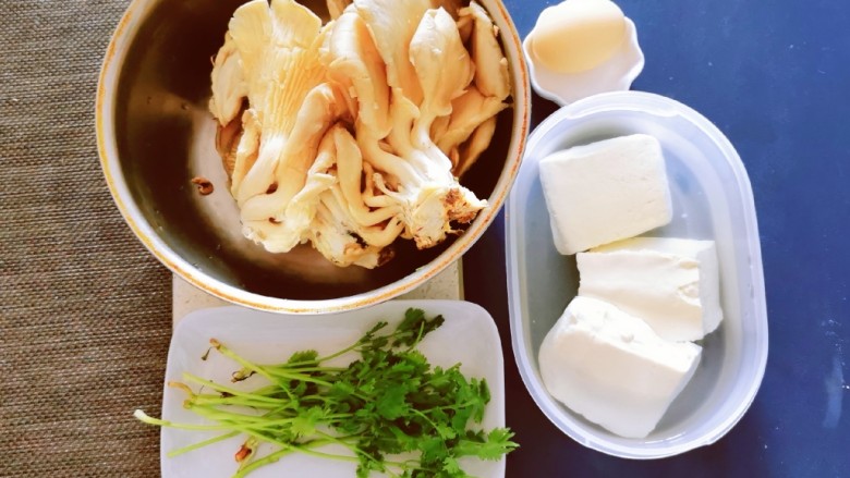 平菇豆腐汤,食材准备好
