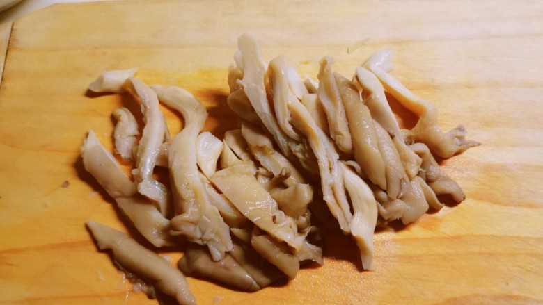 平菇豆腐汤,切条状