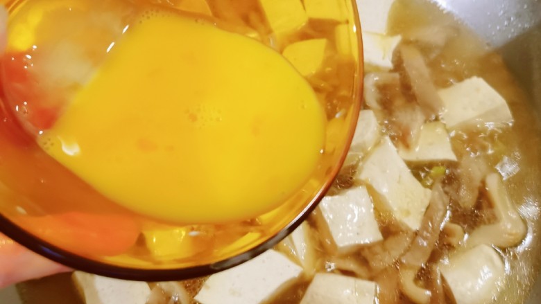 平菇豆腐汤,淋入鸡蛋液