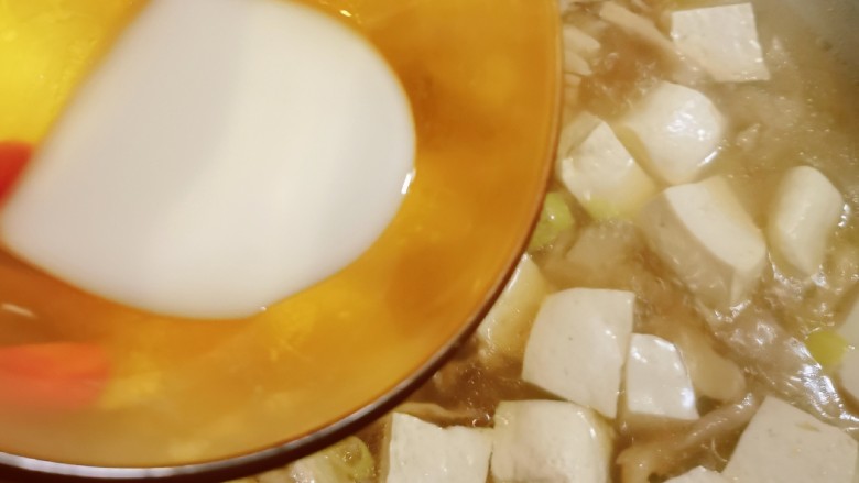 平菇豆腐汤,淋入水淀粉增稠