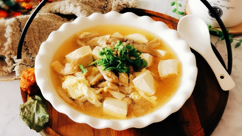 平菇豆腐汤,出锅装盘  