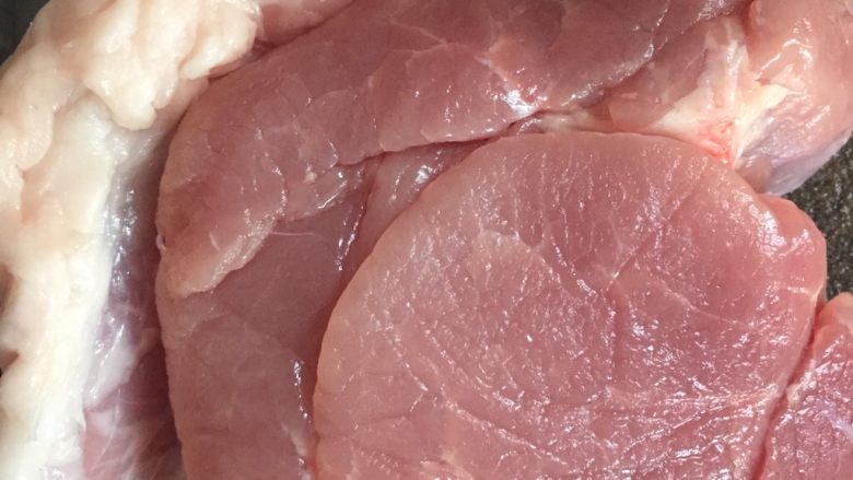 肉末炒豌豆,猪肉洗干净切部分瘦肉下来，不带筋部分