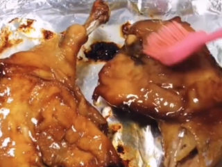 新奥尔良烤鸡腿,别忘了鸡腿反面也刷上。刷好蜂蜜以后再送去烤箱，同样温度再烤15分钟