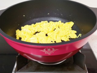 香肠炒蛋,待蛋液底部凝固以后，用铲子轻轻的推动，将鸡蛋炒熟，盛出备用。