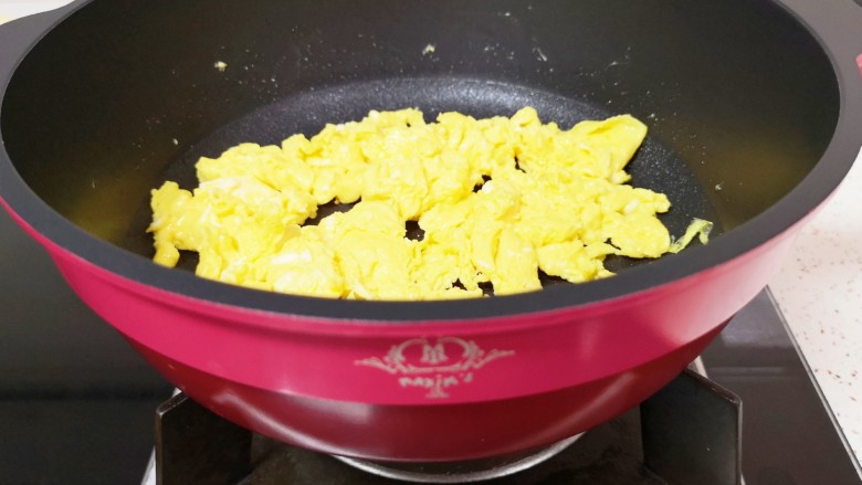 香肠炒蛋,待蛋液底部凝固以后，用铲子轻轻的推动，将鸡蛋炒熟，盛出备用。