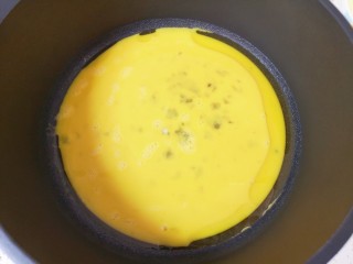 香肠炒蛋,不粘锅内倒适量的食用油烧热，倒入蛋液。