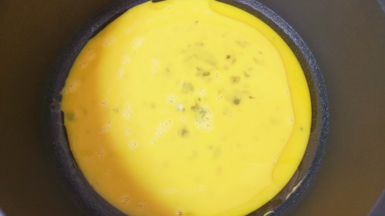 香肠炒蛋,不粘锅内倒适量的食用油烧热，倒入蛋液。