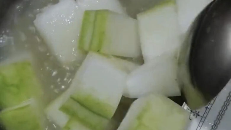 冬瓜薏米排骨汤,时间到，加入准备好的冬瓜，冬瓜易烂，不能太早放，盖上盖子，再炖20分钟