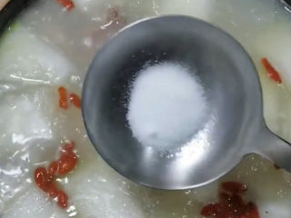 冬瓜薏米排骨汤,这道汤只需要简单的一点盐提味就可以了