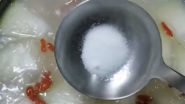 冬瓜薏米排骨汤,这道汤只需要简单的一点盐提味就可以了