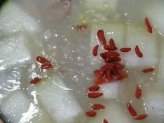 冬瓜薏米排骨汤,加入一小把枸杞，养生还提升汤得色彩，枸杞不适合长时间煮，所以快起锅前几分钟加就可以了