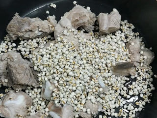 冬瓜薏米排骨汤,倒入薏米，薏米很难煮烂，所以要一早就进去煮