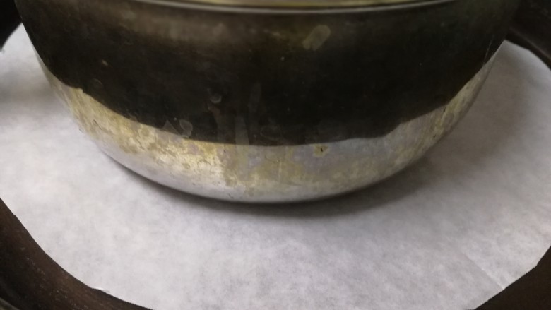 平底锅蛋卷,用一个底部圆形的容器压在油纸上，旋转压平。