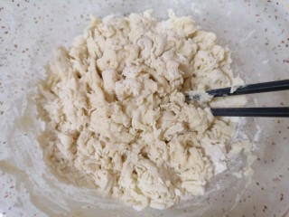 香肠馒头卷,将酵母水倒入面粉中，一边倒一边用筷子搅拌成絮状。