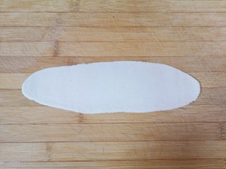 香肠馒头卷,用擀面杖擀成薄薄的牛舌状。