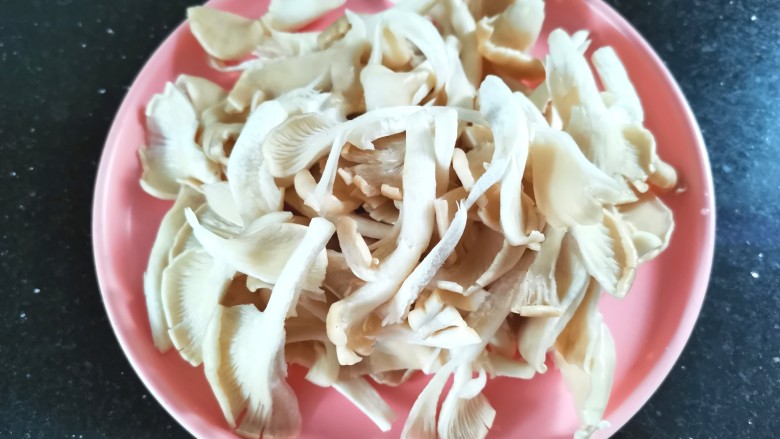 平菇豆腐汤,掰成小朵
