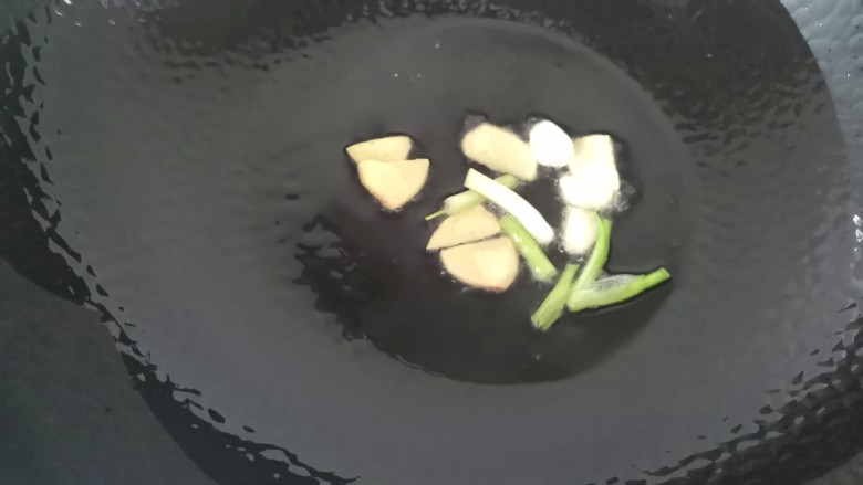 平菇豆腐汤,热油放入葱姜蒜爆香