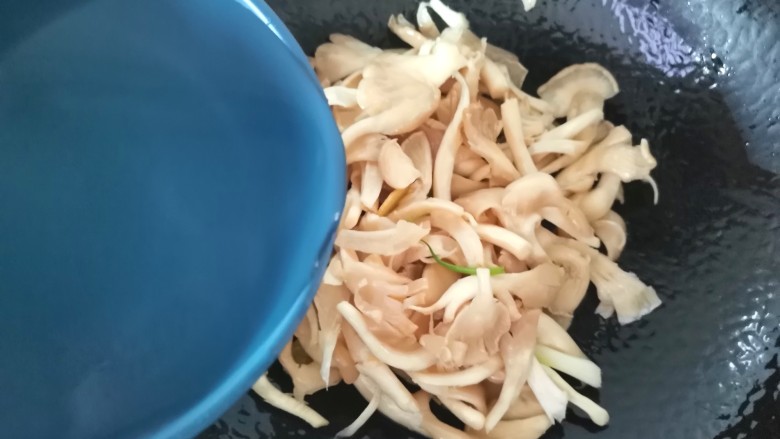 平菇豆腐汤,倒入适量的清水