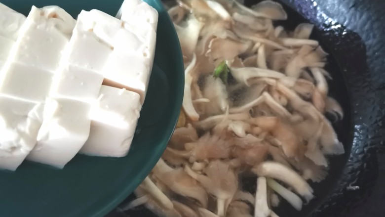 平菇豆腐汤,倒入豆腐