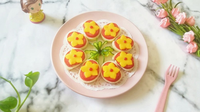 烤馒头片,摆盘，用黄瓜做花朵装饰一下。