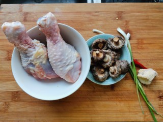 香菇焖鸡,准备好需要的食材。