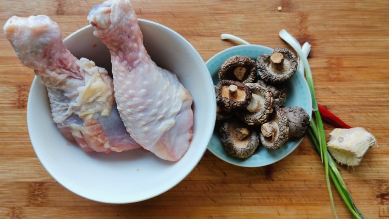 香菇焖鸡,准备好需要的食材。