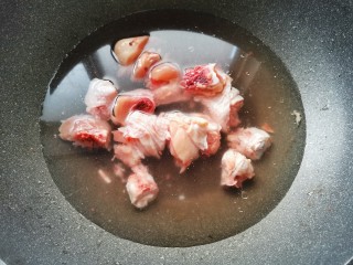 香菇焖鸡,玻璃倒入清水，冷水下锅焯一下水。