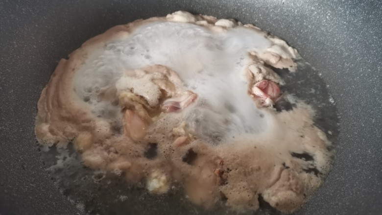 香菇焖鸡,煮2分钟，捞出用清水冲去浮沫。