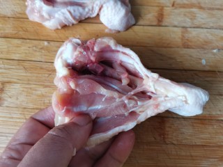 新奥尔良烤鸡腿,鸡腿肉做出来比鸡胸肉要更加嫩滑多汁一点。