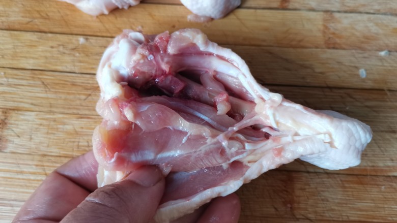 新奥尔良烤鸡腿,鸡腿肉做出来比鸡胸肉要更加嫩滑多汁一点。