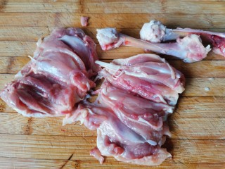 新奥尔良烤鸡腿,取下来骨头以后平铺，不喜欢鸡腿上的筋膜，可以剔去。