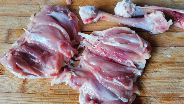 新奥尔良烤鸡腿,取下来骨头以后平铺，不喜欢鸡腿上的筋膜，可以剔去。